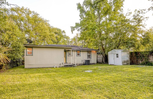 Lakeshore South House | Dog-friendly home with large enclosed yard, central AC, WiFi - snowbirds welcome