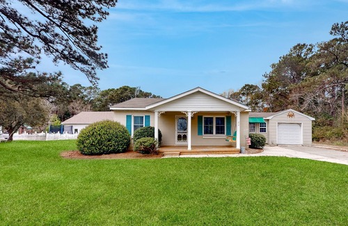 Morehead City House | Dog-friendly home near water with foosball, bikes, grill, outdoor shower, & W/D