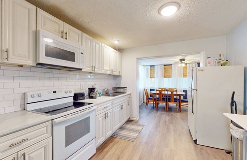 Seaside Homes House | Dog-friendly home with enclosed yard, patio, W/D, & central AC - walk to beach