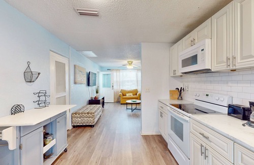 Seaside Homes House | Dog-friendly home with enclosed yard, patio, W/D, & central AC - walk to beach