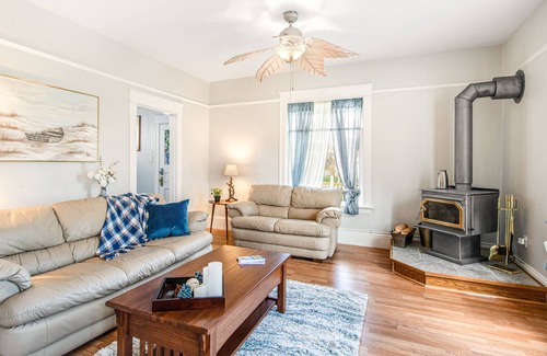 South End House | Dog-friendly home with fast WiFi, washer/dryer, and wood fireplace