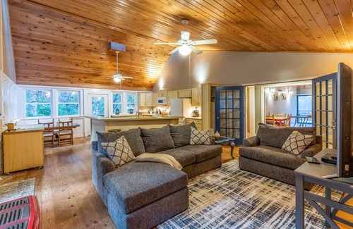Sylva House | Dog-friendly home with WiFi, private washer/dryer, grill, hot tub, firepit