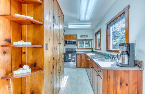 Florence House | Dog-friendly house near the beach with ocean view and private gas grill