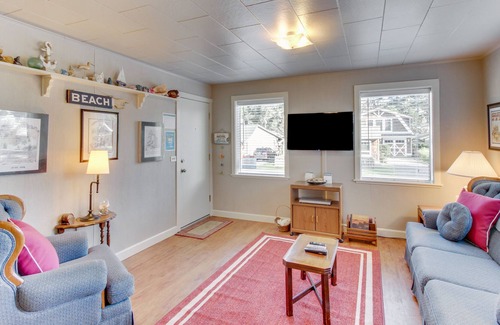 Cannon Beach Cabin | Dog-Friendly House with Entertainment and Yard - Close to Beach and Downtown