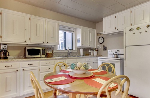 Cannon Beach Cabin | Dog-Friendly House with Entertainment and Yard - Close to Beach and Downtown