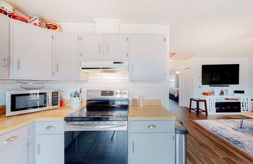 Hiawassee House | Dog-Friendly Lakefront Home with Kayaks, a Firepit, Furnished Deck, & Fast WiFi