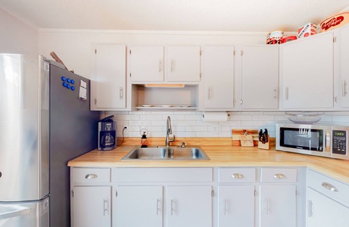 Hiawassee House | Dog-Friendly Lakefront Home with Kayaks, a Firepit, Furnished Deck, & Fast WiFi