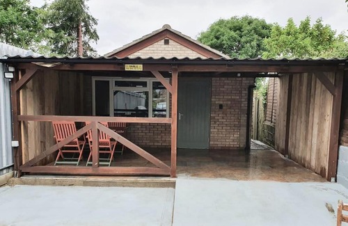 Kessingland Apartment | DOG FRIENDLY little bungalow with patio & private driveway