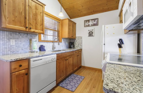 Reeds Spring Cabin | Dog-Friendly Lodge, Open Floorplan, Mins to Silver Dollar City, Golf On Site