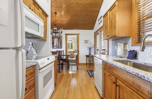 Reeds Spring Cabin | Dog-Friendly Lodge, Open Floorplan, Mins to Silver Dollar City, Golf On Site