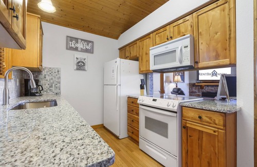 Reeds Spring Cabin | Dog-Friendly Lodge, Open Floorplan, Mins to Silver Dollar City, Golf On Site