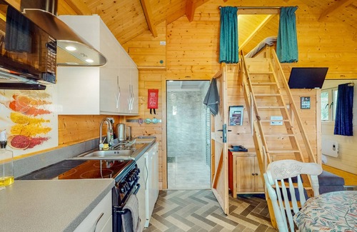 Dwyran Cabin | Dog Friendly Log Cabin with Hot Tub - Seiriol