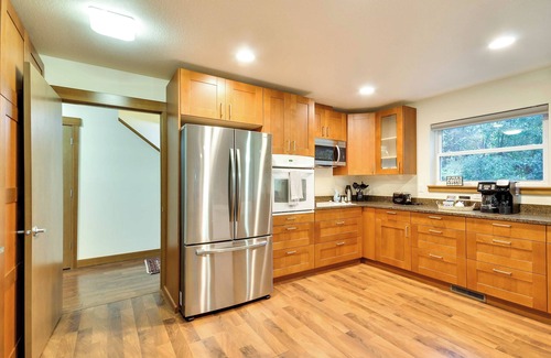 Oak Grove House | Dog-Friendly Milwaukie Home: 9 Mi to Dtwn Portland