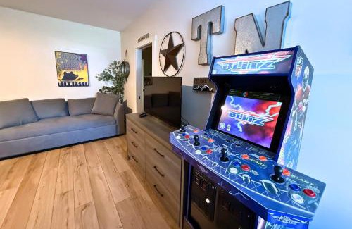Sevierville House | *Dog Friendly*Modern home-Minutes to Dollywood, Gatlinburg, Smoky Mountains & Pigeon Forge!