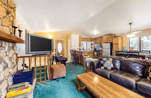 Arrowhead Villas Cabin | Dog-friendly mountain cabin w/full kitchen, wood fireplace, and wet bar