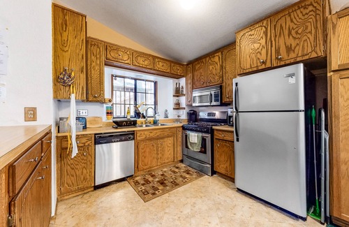 Arrowhead Villas Cabin | Dog-friendly mountain cabin w/full kitchen, wood fireplace, and wet bar
