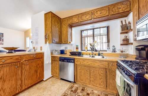 Arrowhead Villas Cabin | Dog-friendly mountain cabin w/full kitchen, wood fireplace, and wet bar