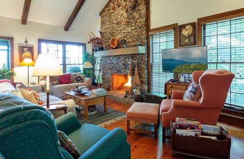Walnut Mountain Cottage | Dog-friendly mountain cottage w/furnished decks, amazing views, free WiFi, pool