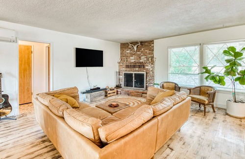 Wishon House | Dog-friendly mountain view retreat with W/D & wood fireplace - close to lake
