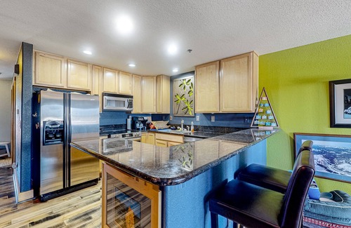 Dillon Condo | Dog-friendly mtn-view condo with balcony, tennis, fireplace, W/D