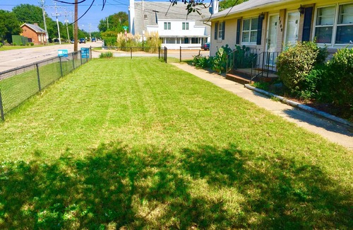 Northeast Virginia Beach Condo | Dog-Friendly North End Cottage - Oceanside of Atlantic - completely fenced in