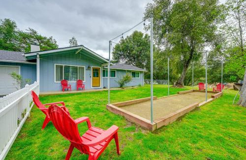 Oakhurst House | Dog-Friendly Oakhurst Home Walk to Downtown!