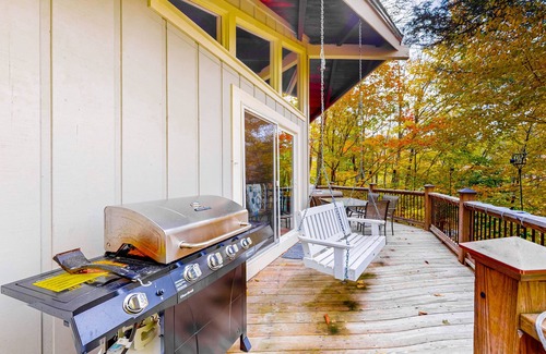 Sugar Mountain Ski Chalet | Dog-Friendly Oasis - Private Hot Tub, Game Room, AC, Pool Table, & Fireplace