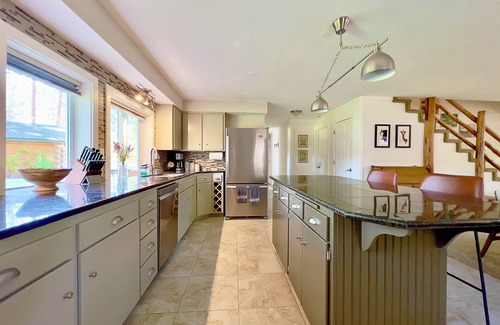 Sisters Cabin | Dog-Friendly Retreat w/Hot Tub & Forest Access