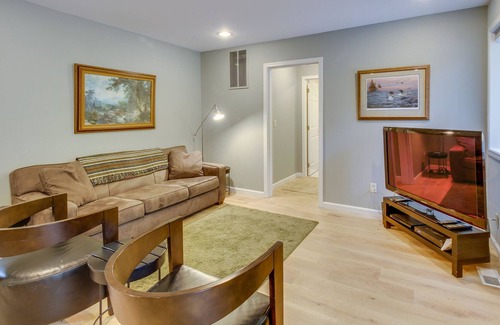 Vashon Island House | Dog-friendly retreat with private hot tub, firepit and fenced backyard