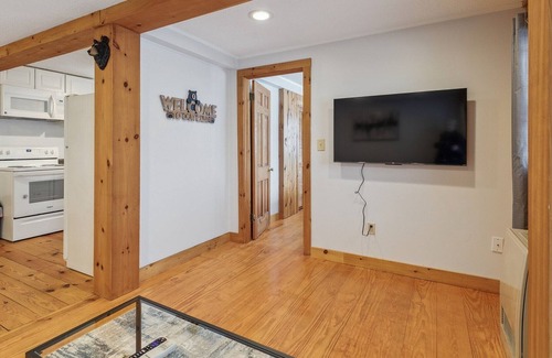 Campton Apartment | DOG FRIENDLY! Simple and Cozy Apartment Just Mins to Loon Mountain and Waterville Valley by RedAwning