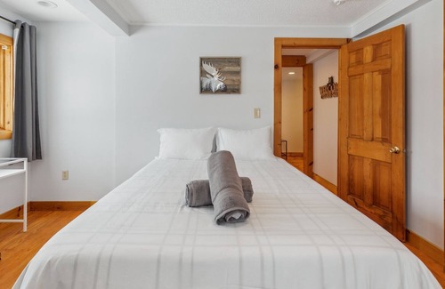 Campton Apartment | DOG FRIENDLY! Simple and Cozy Apartment Just Mins to Loon Mountain and Waterville Valley by RedAwning
