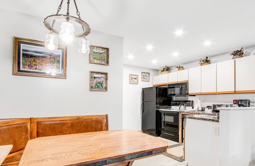 Four O'Clock Condo | Dog-Friendly Ski-In/Ski-Out Condo with Shared Hot Tub in Prime Location