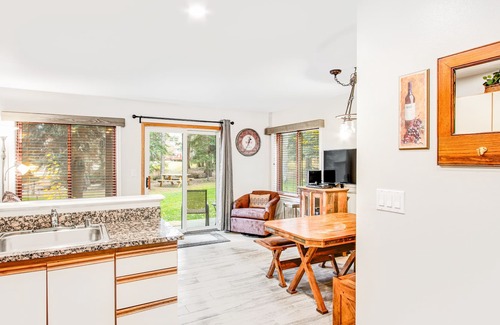 Four O'Clock Condo | Dog-Friendly Ski-In/Ski-Out Condo with Shared Hot Tub in Prime Location