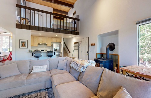 Truckee Condo | Dog-friendly snowbird escape with pool, hot tub & sauna access, & woodstove