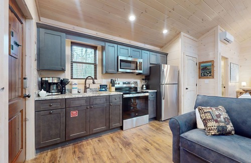 Rocky Grove Cabin | Dog-friendly studio cabin w/free attraction tickets, hot tub, full kitchen