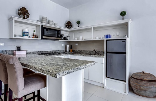 La Paloma House | Dog-friendly suite with kitchenette, heated outdoor pool, hot tub, terrace, AC