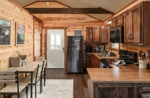 Trenton House | Dog-friendly tiny cabin with washer/dryer, central AC, firepit