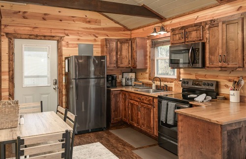 Trenton House | Dog-friendly tiny cabin with washer/dryer, central AC, firepit