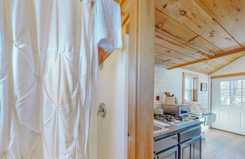 Morrisville Apartment | Dog-friendly tiny home set on four acres with mountain views & trail access