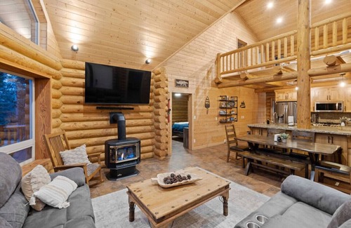 Meadow View Heights Cabin | Dog-friendly log cabin with game room and fire pit