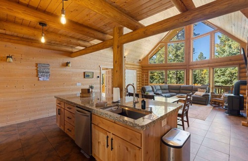 Meadow View Heights Cabin | Dog-friendly log cabin with game room and fire pit