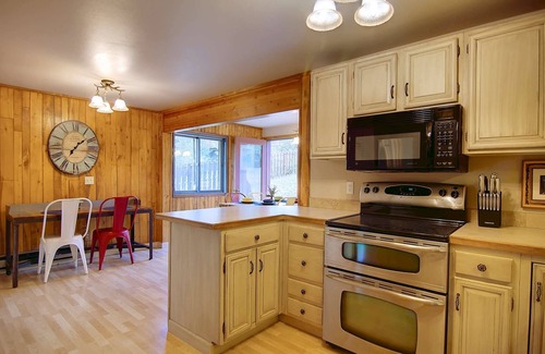 Steamboat Springs House | Dog Friendly & Private Hot Tub! Steps to Ski/Town Bus/Whistler Park+Garage-W/D-Grill-Big Fenced Yard