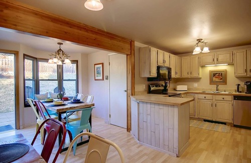 Steamboat Springs House | Dog Friendly & Private Hot Tub! Steps to Ski/Town Bus/Whistler Park+Garage-W/D-Grill-Big Fenced Yard