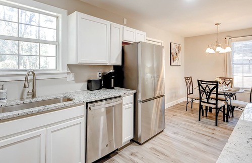 Johns Island House | Dog-friendly village home with front porch, grill, backyard, W/D, AC, & desk