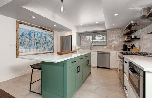 South Snyderville Basin House | Dog-friendly, walk to Canyons, hot tub, fireplace, foosball, A/C
