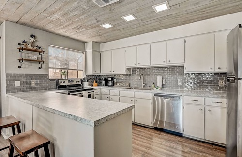 Horseshoe Bay Condo | Dog-friendly water view condo with inviting porch, AC, W/D, & modern charm