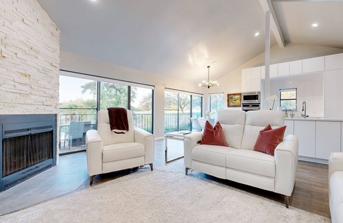 Horseshoe Bay Condo | Dog-friendly waterfront retreat with a washer/dryer, furnished patio, & AC