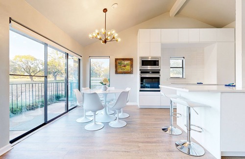 Horseshoe Bay Condo | Dog-friendly waterfront retreat with a washer/dryer, furnished patio, & AC