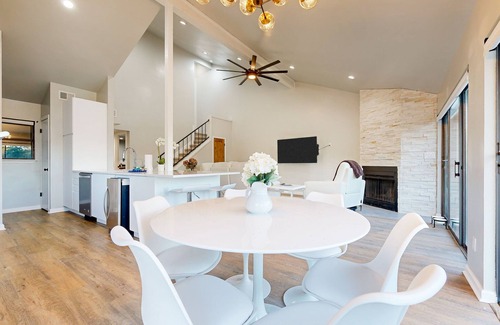Horseshoe Bay Condo | Dog-friendly waterfront retreat with a washer/dryer, furnished patio, & AC