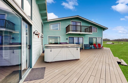 Fort Bragg House | Dog-friendly, waterfront home w/amazing views, private hot tub, & beach access